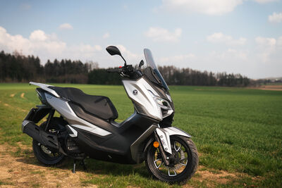 ©motochecker-voge-sr1-125-abs-tcs-2025-5.jpg