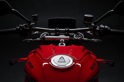 FZG_E08_Streetfighter_V4_3G_Instrumente.jpg