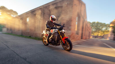 2025-Yamaha-XS850-35-EU-Legend_Red-Action-007-03.jpg