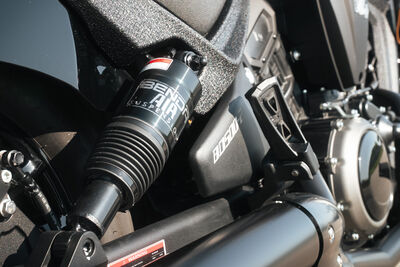 ©motochecker-benda-dark-flag-950-2.jpg