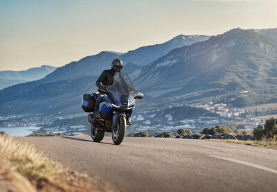 P90596286_highRes_the-new-bmw-r-1300-r.jpg