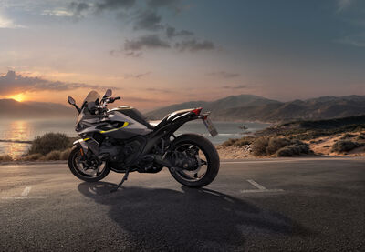 P90596510_highRes_the-new-bmw-r-1300-r.jpg