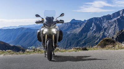 2025-Yamaha-MT09ATRDXS-EU-Ceramic_Ice-Static-005-03.jpg