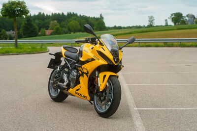 ©motochecker-suzuki8r-7.jpg