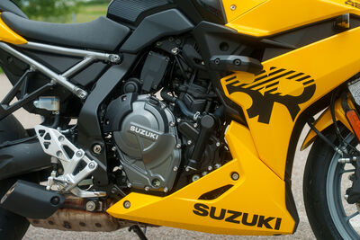 ©motochecker-suzuki8r-4.jpg