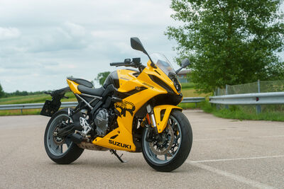©motochecker-suzuki8r-2.jpg