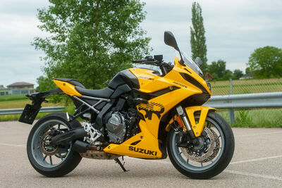 ©motochecker-suzuki8r-1.jpg