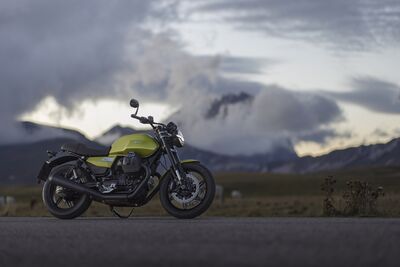 01_Moto_Guzzi_V7_Sport.jpg
