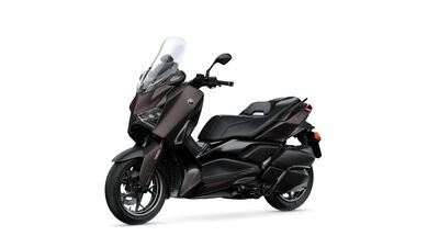 2025-Yamaha-XMAX300ASVH-EU-Dark_Magma-Studio-007-03.jpg