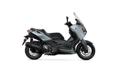 2025-Yamaha-XMAX300ASVH-EU-Ceramic_Grey-Studio-002-03.jpg