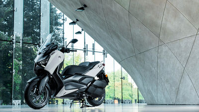2025-Yamaha-XMAX300ASVH-EU-Ceramic_Grey-Static-005-03.jpg
