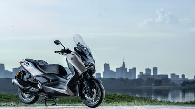 2025-Yamaha-XMAX300ASVH-EU-Ceramic_Grey-Static-001-03.jpg