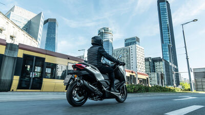 2025-Yamaha-XMAX300ASVH-EU-Ceramic_Grey-Action-010-03.jpg