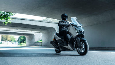 2025-Yamaha-XMAX300ASVH-EU-Ceramic_Grey-Action-005-03.jpg
