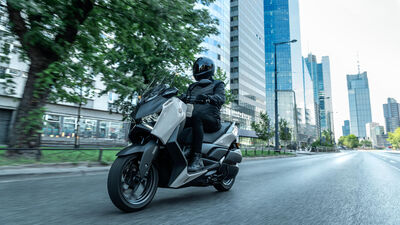 2025-Yamaha-XMAX300ASVH-EU-Ceramic_Grey-Action-002-03.jpg