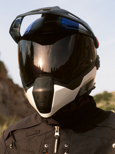 P90600759_highRes_bmw-motorrad-helmet-.jpg