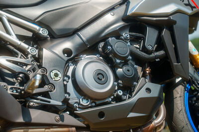 ©motochecker-suzukigsx1000gx-4.jpg