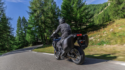 2025-Yamaha-MT09ATRDXCS-EU-Cobalt_Blue-Action-013-03.jpg