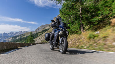 2025-Yamaha-MT09ATRDXCS-EU-Cobalt_Blue-Action-002-03.jpg