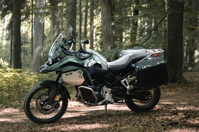 P90608195_highRes_bmw-motorrad-model-r.jpg