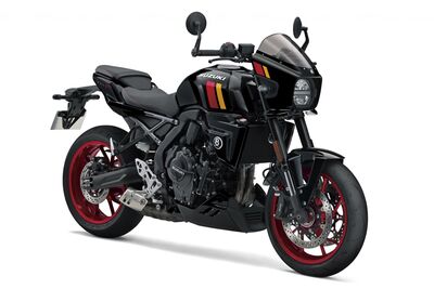 GSX800TTRQBM6_YVB_Rdiagonal.jpg