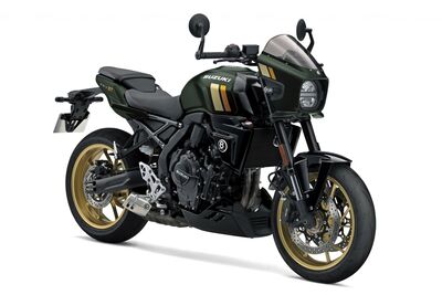 GSX800TTRQBM6_QU5_Rdiagonal.jpg