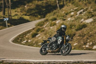 Suzuki_GSX-8T_2.jpg