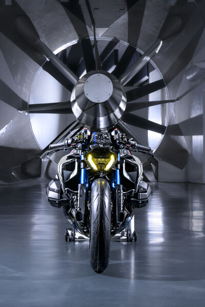 P90608474_highRes_bmw-motorrad-present.jpg