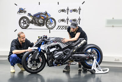 P90608486_highRes_bmw-motorrad-present.jpg