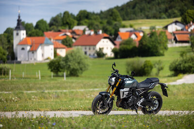 SUZUKI GSX-8T_008.jpg
