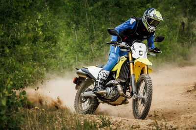DR-Z400SRJM5_action_31.jpg