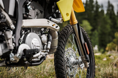 DR-Z400SRJM5_action_9.jpg