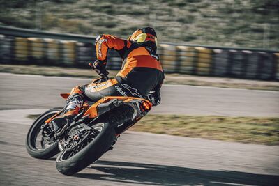 662120_MY25 KTM 390 SMC R-Action- Cat B_ACTION_ACTION.jpeg
