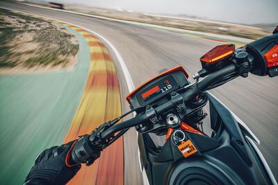 662135_MY25 KTM 390 SMC R-Action- Cat B_ACTION_ACTION.jpeg