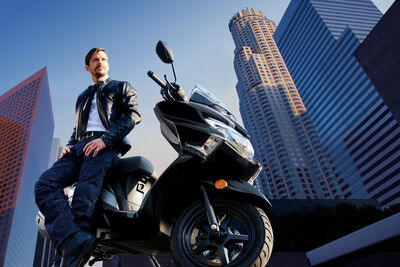 BURGMAN_STREET_125EX_M6_Action2.jpg