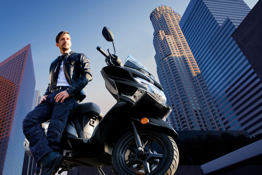 BURGMAN_STREET_125EX_M6_Action2.jpg