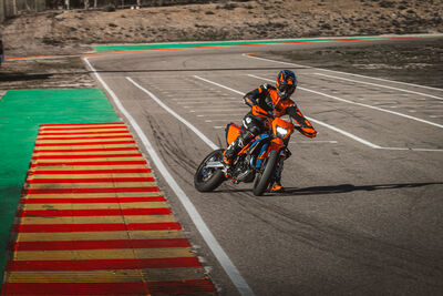 663382_MY26_KTM 690 SMC R_ACTION_ACTION_ACTION.jpg