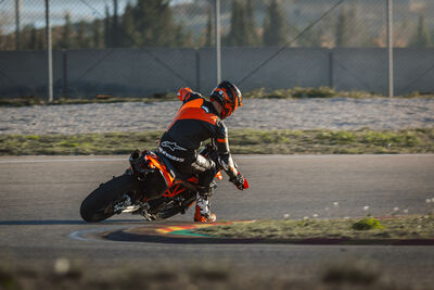 663394_MY26_KTM 690 SMC R_ACTION_ACTION_ACTION.jpg