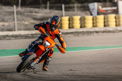 663396_MY26_KTM 690 SMC R_ACTION_ACTION_ACTION.jpg