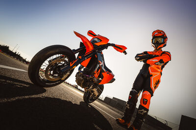 663439_MY26_KTM 690 SMC R_STATIC_STATICS_STATICS.jpg