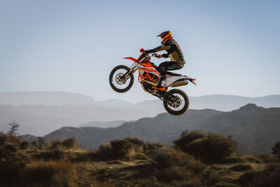 663660_MY26 KTM 690 ENDURO R-Action-US-Spec_USA_ACTION.jpg