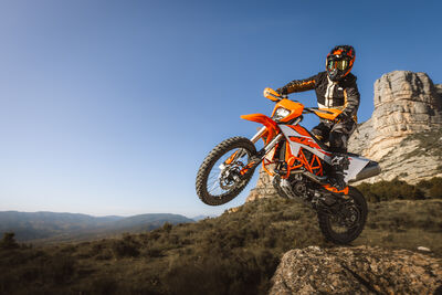 663658_MY26 KTM 690 ENDURO R-Action-US-Spec_USA_ACTION.jpg