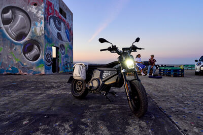 P90512812_highRes_the-new-bmw-ce-02-07.jpg