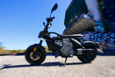 P90512784_highRes_the-new-bmw-ce-02-07.jpg