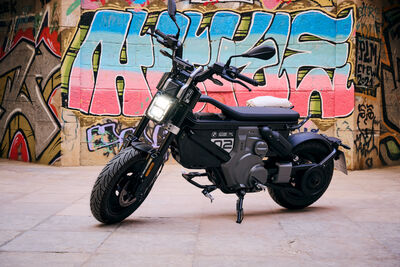 P90512774_highRes_the-new-bmw-ce-02-07.jpg