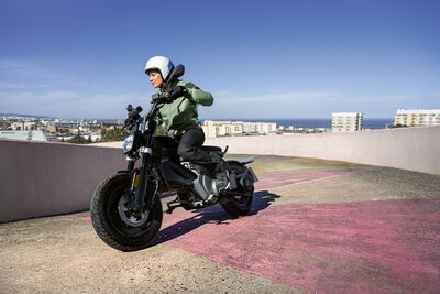 P90512762_highRes_the-new-bmw-ce-02-07.jpg