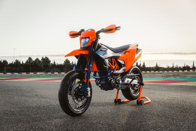 663454_MY26_KTM 690 SMC R_STATIC_STATICS_STATICS.jpg