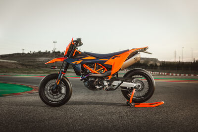 663452_MY26_KTM 690 SMC R_STATIC_STATICS_STATICS.jpg