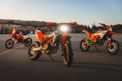 663480_MY26_KTM SMC R FAMILY SHOT_STATICS_SUPERMOTO GROUP IMAGES_STATICS_KTM SMC R RANGE.jpg