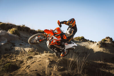 663661_MY26 KTM 690 ENDURO R-Action-US-Spec_USA_ACTION.jpg